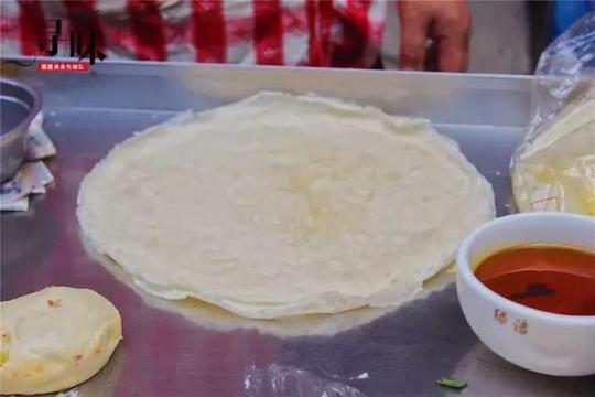 这家路边的夫妻煎饼摊,在南昌珠宝街做了17年,有人一买就是40个