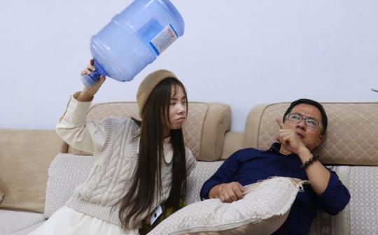 老公想出了一个创业好办法，电话也能共享，没想媳妇的做法真逗