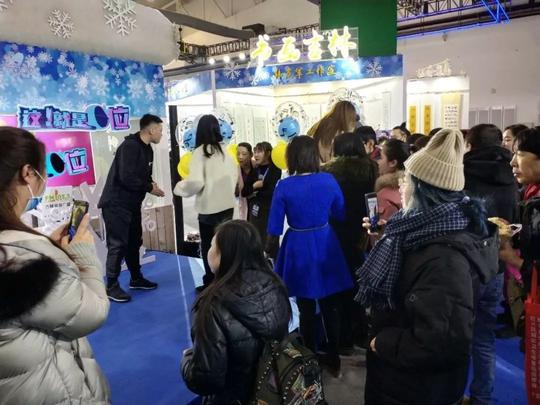 网络达人赵岩现场与粉丝合拍抖音小视频