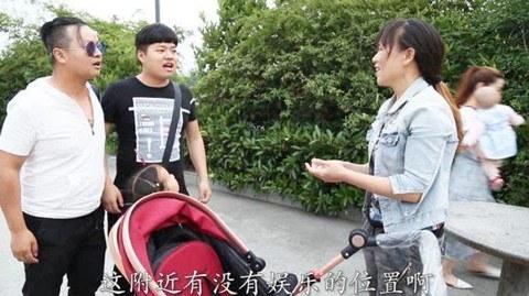 人贩子骗术升级,假装熟人声东击西,然后乘机拐走小孩,太可怕了