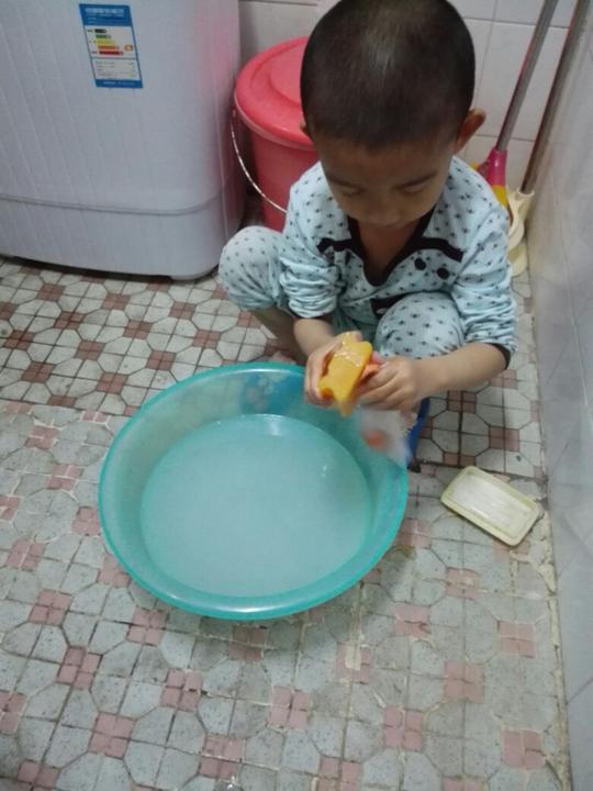 自己洗袜子