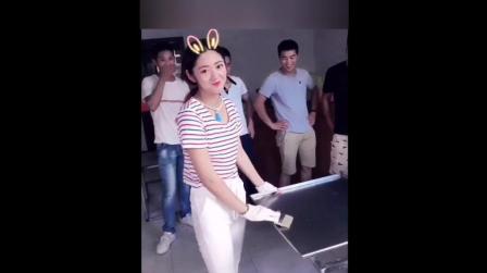 00后妹子创业:肠粉制作一气呵成!