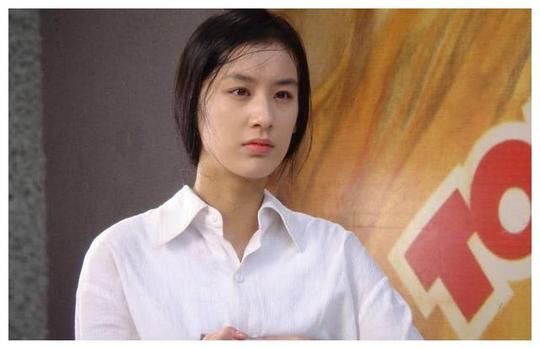 富婆黄圣依，刚演完土匪又上真人秀，细腰腹肌很抢眼