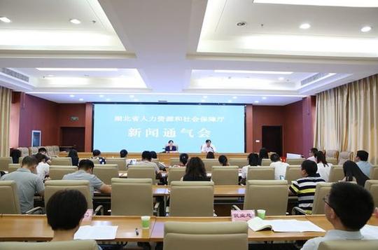 27日下午将分别举办务实推进农民工返乡创业论坛和中国企业人力
