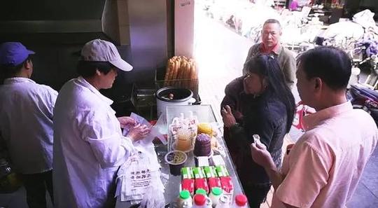 大妈卖良心油条生意火爆,手工和面不用地沟油,有人一次买600根
