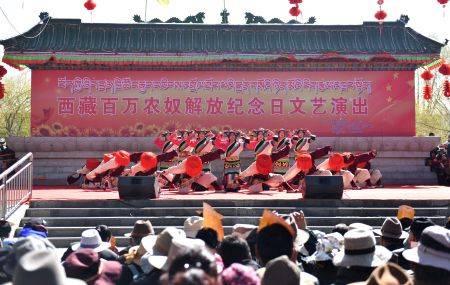 藏那曲地区嘉黎县民间艺术团演员在拉萨表演舞蹈《舞韵神山》.新