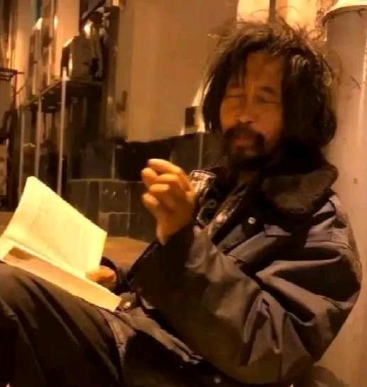 “流浪大师”沈魏引爆网络，是人性的进步还是倒退?