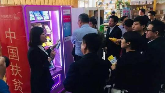 参观了该县的农产品展厅,电商创业孵化区,自媒体直播间.