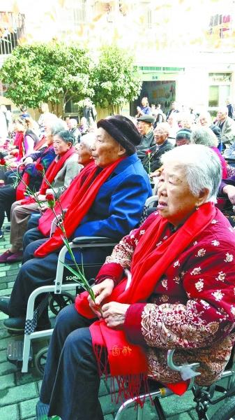 老人红红火火自演晚年幸福生活