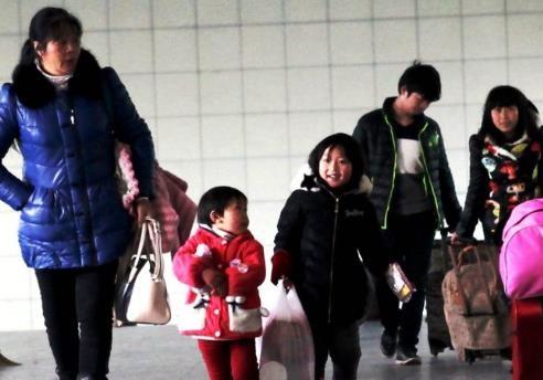 农村回家过年挣钱不花有车不坐借钱过年这是为何