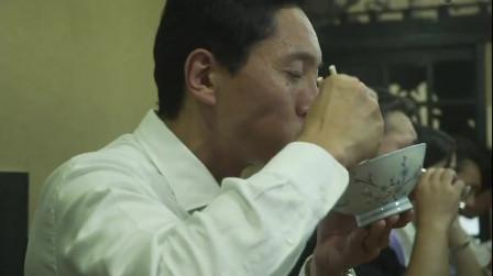 《孤独的美食家》在热闹的小饭馆，叔吃的眉开眼笑的，好吃