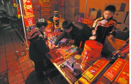 生意惨淡,很多烟花爆竹销售点门前冷冷清清-今年春节期间成都城区