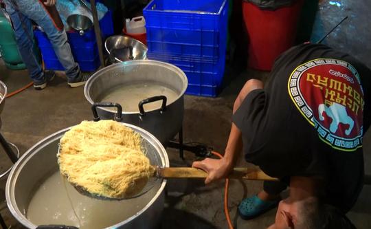泰国曼谷的海鲜面52元一碗,生意太好,一次要煮30斤面条!