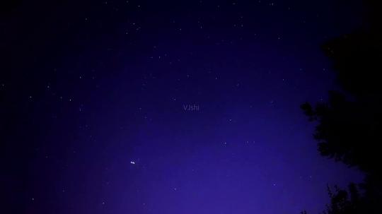 夜晚流星雨的天空_1920x1080_高清视频素材下载(编号