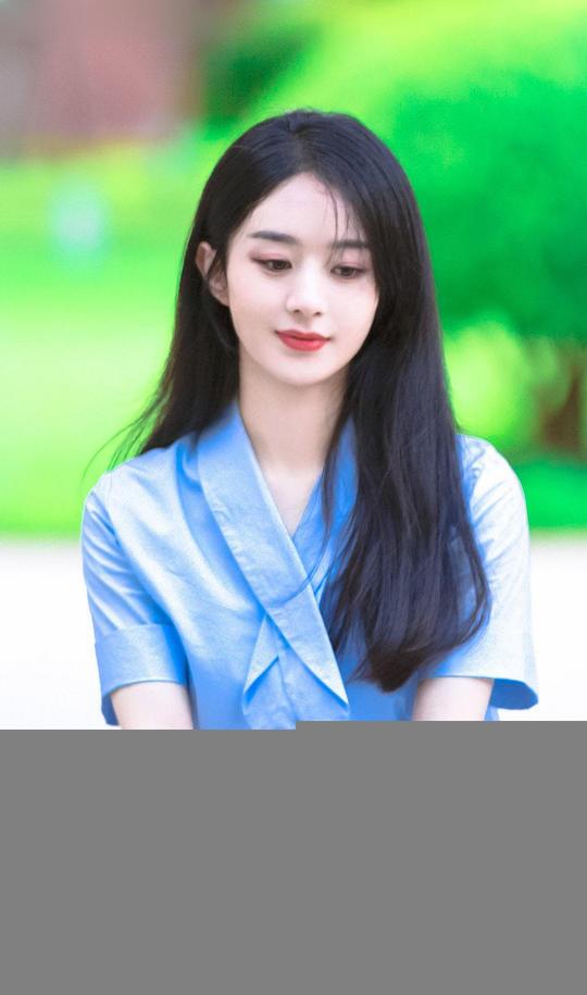 赵丽颖刻意营销少女?33岁穿学院风青春活力，网友:脸有先天优势