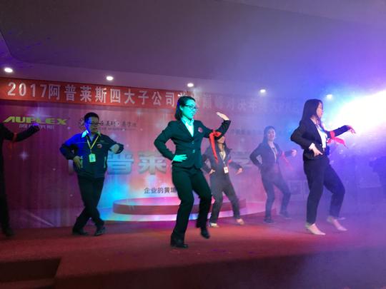 暖场舞蹈即兴就来,由战狼队带来一支劲爆的开场舞《阿里阿里》,让现场