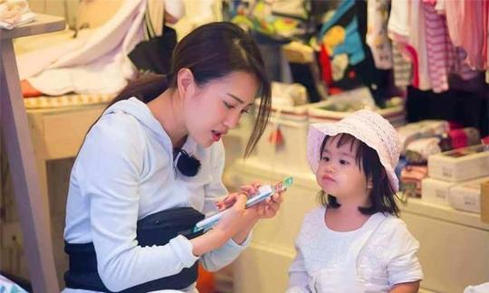 “女子本弱，为母则刚”，宝妈带娃收玉米两不误，网友:心酸