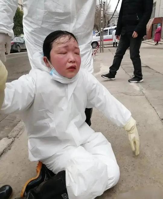 女护士连续抗疫十几日被累倒，路上抢救后脱险，隔着屏幕都心疼
