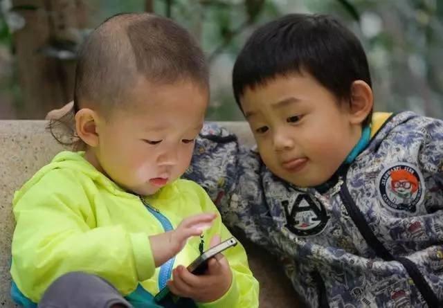 多少岁以上玩手机对孩子比较好
