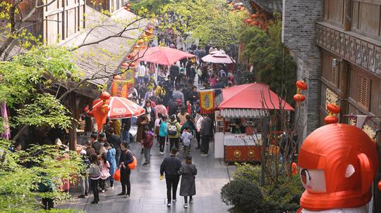航拍城市节日赶集现场逛街休闲娱乐人群4k素材的预览图