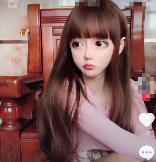 迪丽拉终于有对手了，抖音“真人芭比”走红，精致的像个瓷娃娃!