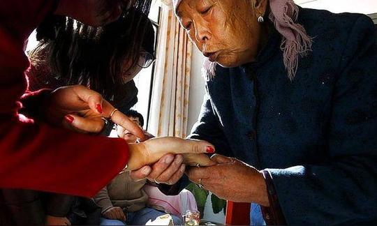 农村俗语"穷人爱算命,富人爱烧香"到底是啥意思?有道理吗?