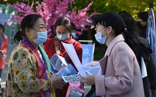 直击人口普查入户摸底现场：全程不收费，四招识别普查员身份