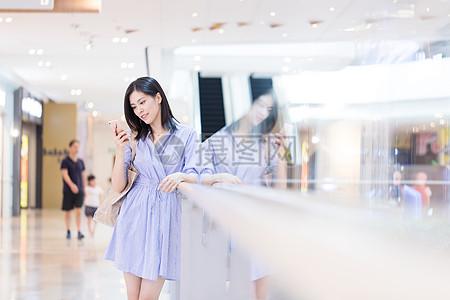 逛街的女孩图片下载