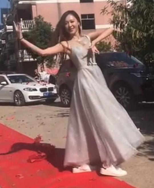 抖音"最美伴娘"走红,红毯上翩翩起舞,网友:我要她的全部信息