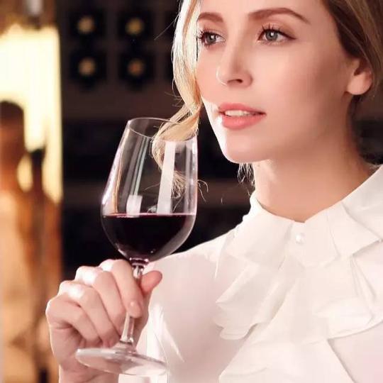 喝红酒的女人懂得如何有趣味的生活