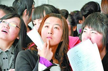 失业女孩另类创业卖土块每个月纯利润27万