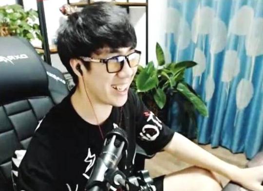 骚男直播带弟弟尬舞,快乐山羊蜜汁踩点,网友这个评论