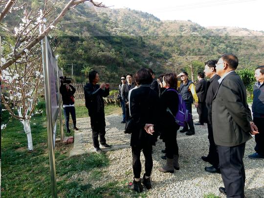 民革中央副主席郑建邦一行深入盐边县考察台湾农民创业园建设发展