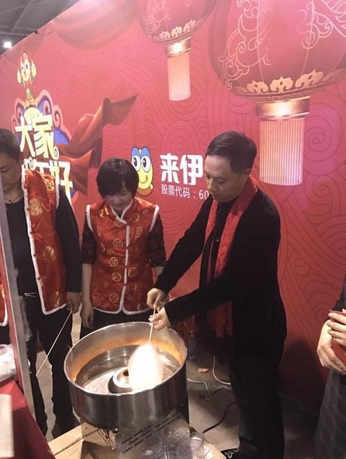 来伊份董事长施永雷亲自动手为员工制作拉丝棉花糖