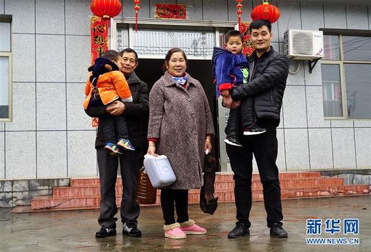 他将返回深圳做生意,父母为他准备了家乡的茶油和腊肉.