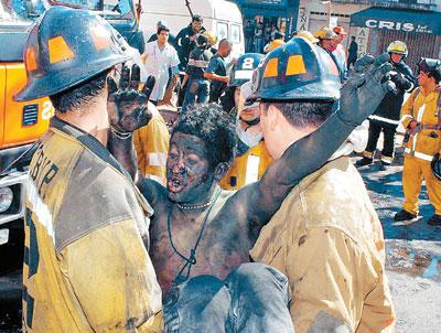 商家锁住逃生出口,顾客交钱才能出门--—340人惨死超市大火(图)