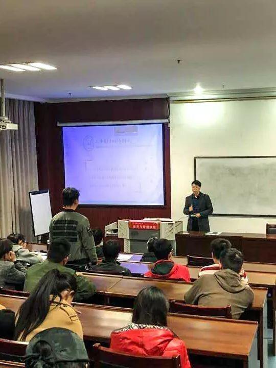 教育正文石勇丰与大家分享他的创业经验石勇丰展示了他的创新创业