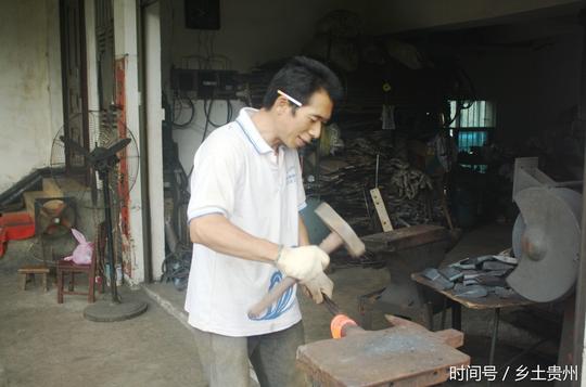 现在杨大哥在家乡创业,既可以在家门口赚钱又可以照顾老人小孩,还