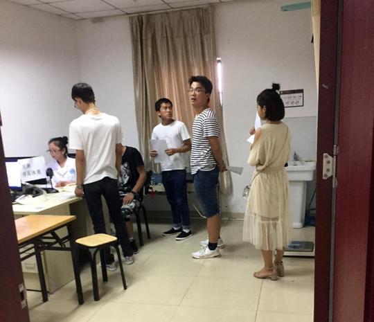 记者暗访申城招工骗局:在赶集网上招聘迪士尼员工,多人流水线般行骗