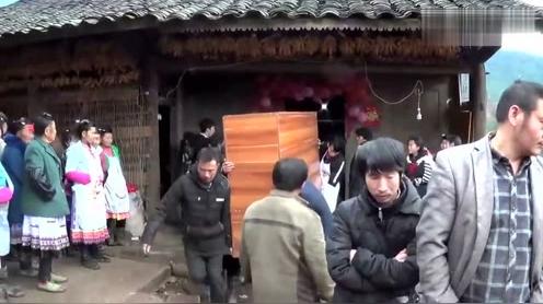 云南大山农村结婚，嫁妆实在是太多了，嫁娶场面像搬家!