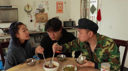 闽南语搞笑视频:小伙外出打工强势归来，只为到兄弟家蹭吃蹭喝