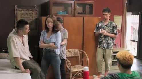 收了小伙的钱，女医生就要管到底了，毕竟还有个房客的身份