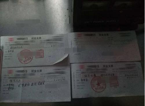 在视频监控探头下,民警打开钱包清点,发现钱包里有3张现金支票,面值14