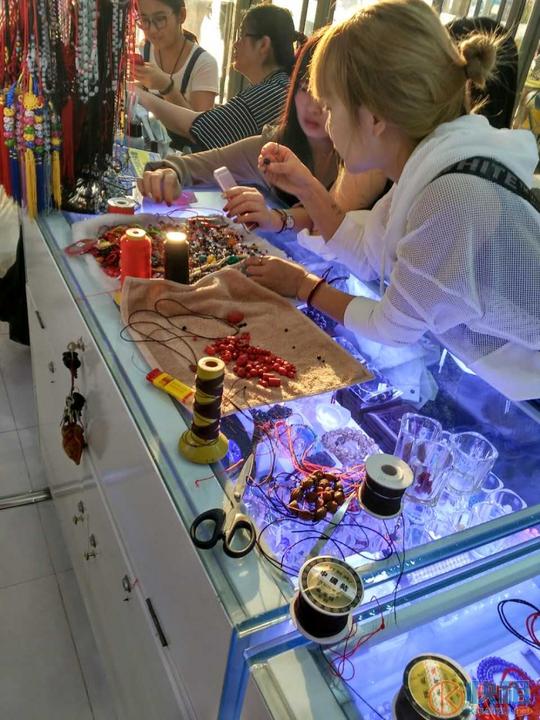 泰华新天地生意火爆珠宝专柜,美甲店急转