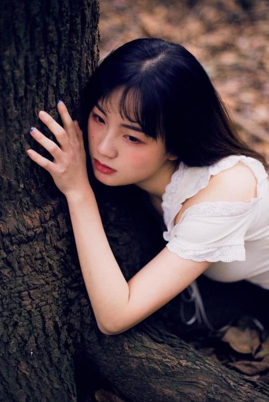 颓废少女之游园惊梦,黑暗森林中的白衣美女的清纯写真
