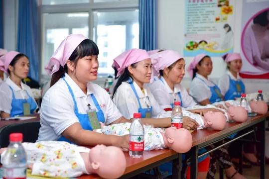 三亚市妇联举办巾帼创业就业育婴师职业技能培训班