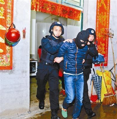 电信诈骗犯罪嫌疑人在家中被警方抓获