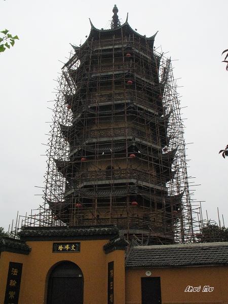 沿小路(应是宝塔南路)向北,郊区的光景,民生颇不裕,环境甚至有些恶劣