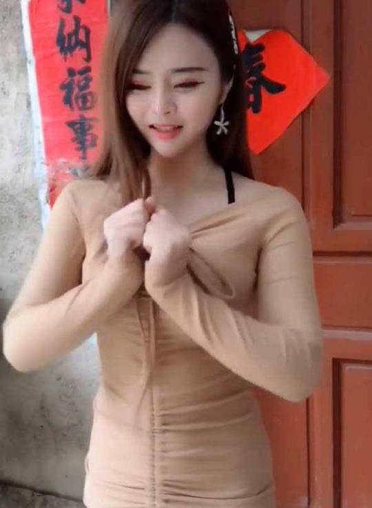 抖音里的95后网红脸女生，穿搭美丽成熟，网友称记不住脸