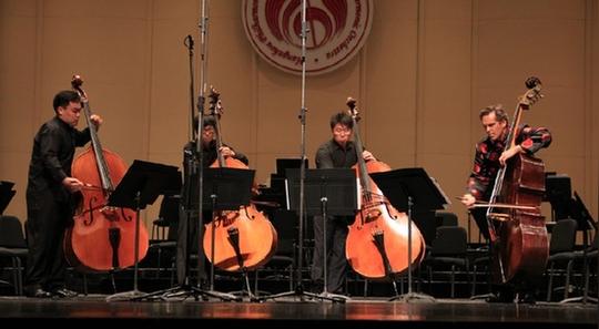 柏林爱乐低音提琴首席艾司科莱恩携手杭州爱乐乐团,在杭州大剧院演奏